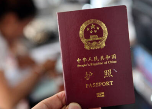 户口迁移后原来办的护照还可以用吗（户口签了护照还能用吗）